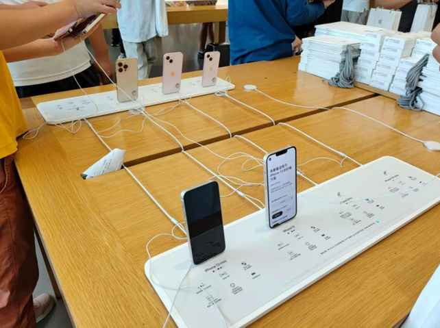 网友晒出iPhone 13系列溢价表，海南免税店：我比官网还便宜